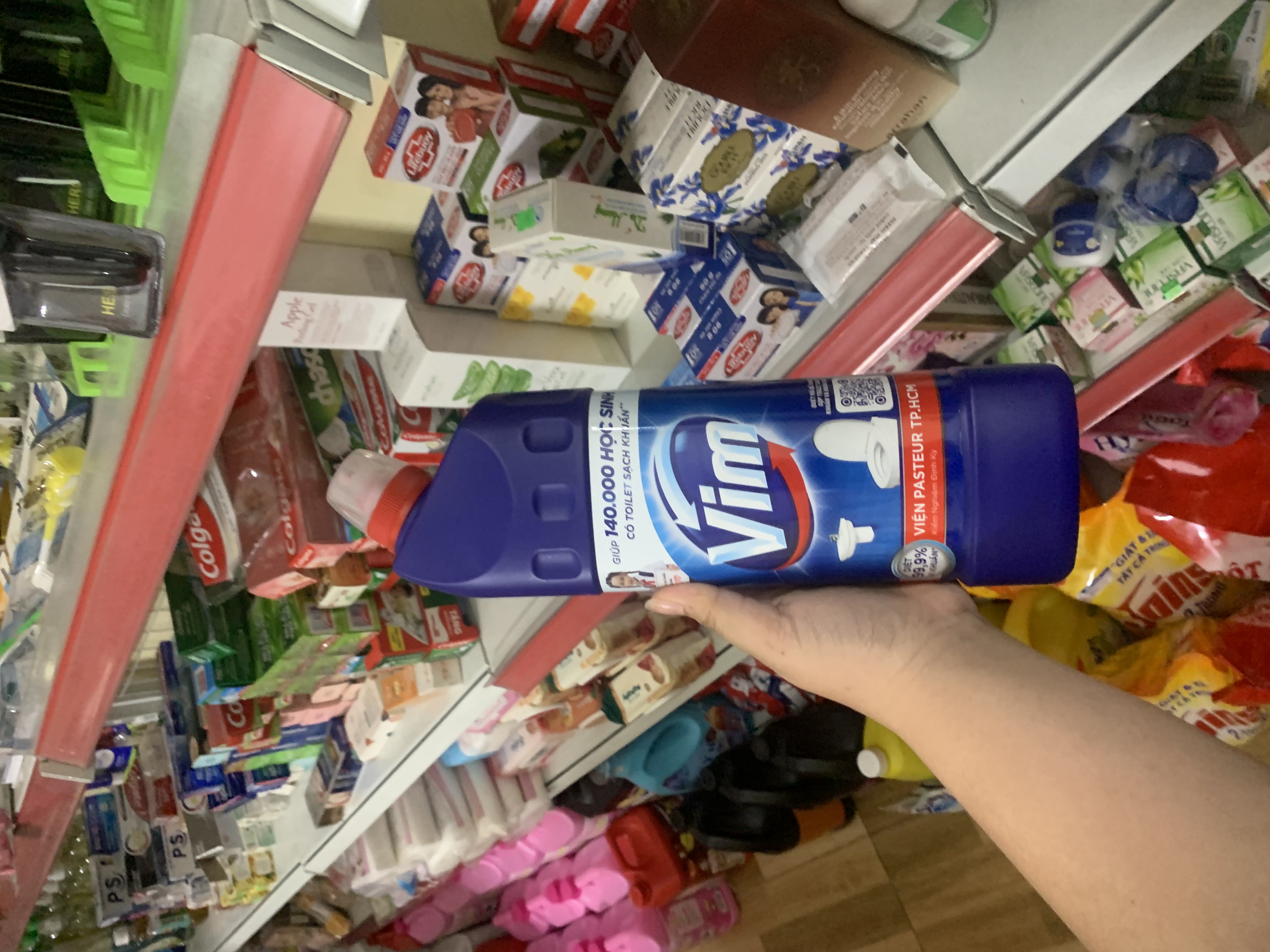 chất tẩy rửa bồn cầu vào nhà tắm vim